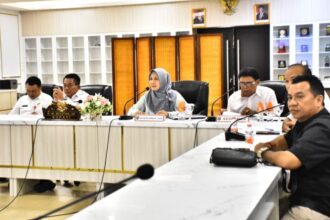 Bupati Kapuas Muhammad Wiyatno saat pertemuan dengan Tim Ahli/Praktisi Sampah DPN ALUN Indonesia, di ruang rapat Rumah Jabatan Bupati Kapuas (Foto : Ist)