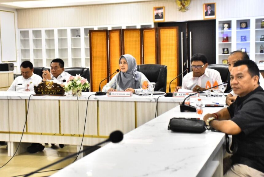 Bupati Kapuas Muhammad Wiyatno saat pertemuan dengan Tim Ahli/Praktisi Sampah DPN ALUN Indonesia, di ruang rapat Rumah Jabatan Bupati Kapuas (Foto : Ist)