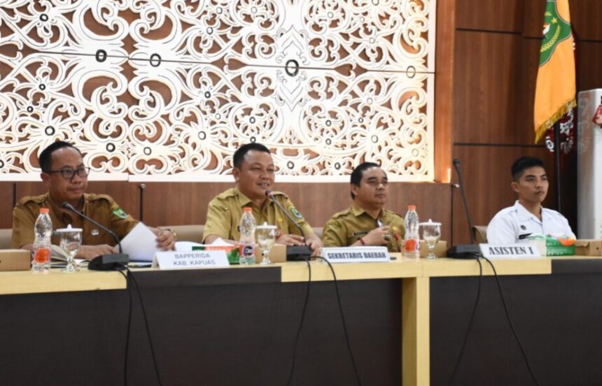 Sekda Kapuas, Usis I Sangkai, memimpin rapat Satgas Percepatan Penyelenggaraan Program MBG Kabupaten Kapuas (Foto : Ist)