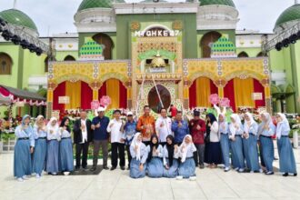 Panitia MTQH ke-47 tingkat Kabupaten Kapuas, bersama para pelajar di Kapuas, melakukan foto bersama di Halaman Masjid Agung Al Mukarram Amanah Kapuas (Foto : Ist)