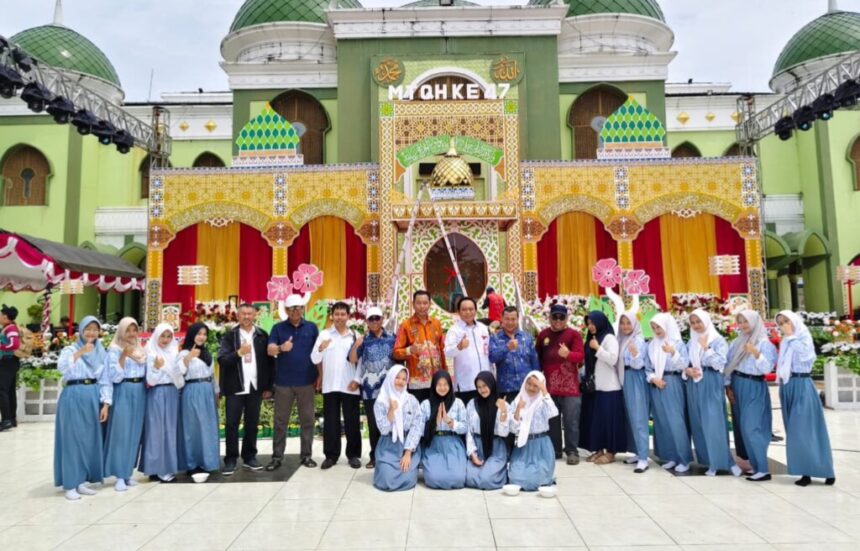 Panitia MTQH ke-47 tingkat Kabupaten Kapuas, bersama para pelajar di Kapuas, melakukan foto bersama di Halaman Masjid Agung Al Mukarram Amanah Kapuas (Foto : Ist)