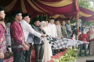 Bupati Kapuas, Muhammad Wiyatno, melepas peserta pawai ta’aruf MTQH ke-47 tingkat Kabupaten Kapuas (Foto : Ist)