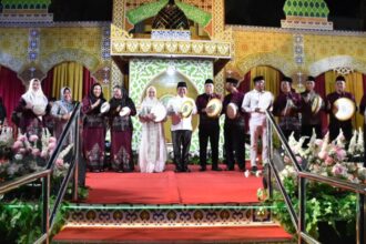 Bupati Kapuas, Muhammad Wiyatno dan jajaran menabuh rabana tanda dimulainya MTQH ke-47 Tingkat Kabupaten Kapuas tahun 2025 (Foto : Ist)