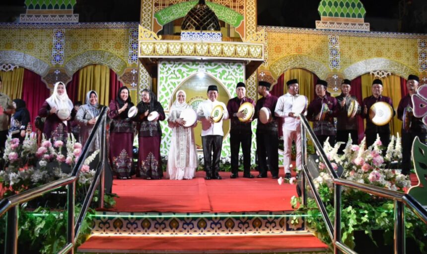 Bupati Kapuas, Muhammad Wiyatno dan jajaran menabuh rabana tanda dimulainya MTQH ke-47 Tingkat Kabupaten Kapuas tahun 2025 (Foto : Ist)