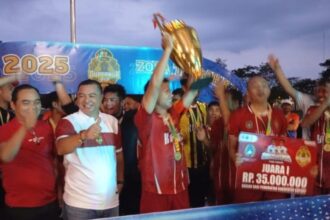 Wakil Bupati Kapuas, Dodo, menyerahkan trofi kepada juara Sepakbola Gubernur Cup Zona Tengah 2025 (Foto : Ist)