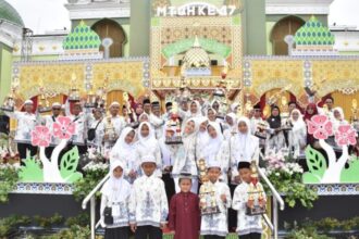 Kafilah Kecamatan Pulau Petak saat menerima trofi juara umum MTQH ke-47 Kabupaten Kapuas (Foto : Ist)