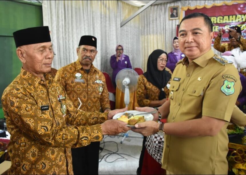 Wakil Bupati Kapuas, Dodo, menerima nasi tumpeng pada acara syukuran dalam rangka memperingati hari jadi Ke-66 PEPABRI Tahun 2025 (Foto : Ist)