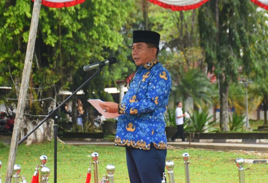 Bupati Kapuas, Muhammad Wiyatno, membacakan sambutan tertulis dalam apel gabungan di halaman Kantor Bupati Kapuas (Foto : Ist)