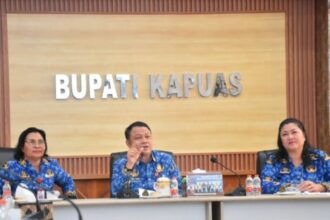 Sekda Kapuas Usis I Sangkai memimpin rapat koordinasi membahas pengelolaan sampah di Kabupaten Kapuas (Foto : Ist)