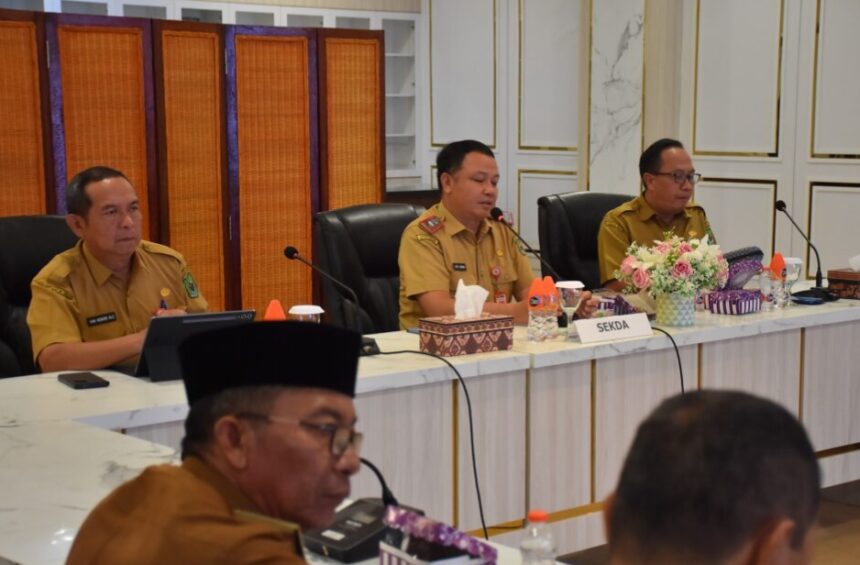 Sekda Kapuas Usis I Sangkai pimpin rapat pembahasan tindaklanjut program bedah rumah bagi warga terdampak angin puting biliung di Kecamatan Kapuas Murung dan Dadahup (Foto : Ist)