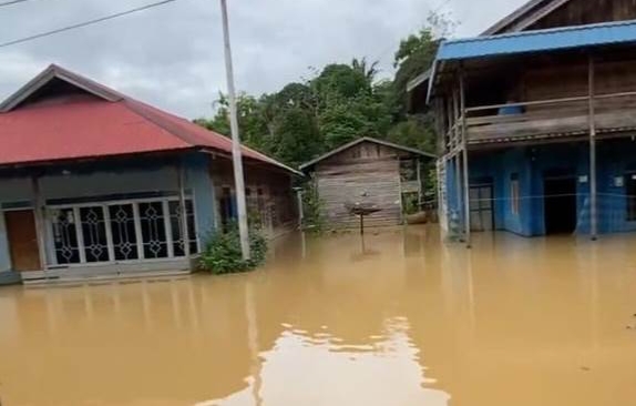 Kondisi rumah warga di Desa Bajuh, Kecamatan Kapuas Tengah, Kabupaten Kapuas yang terendam banjir (Foto : Ist)