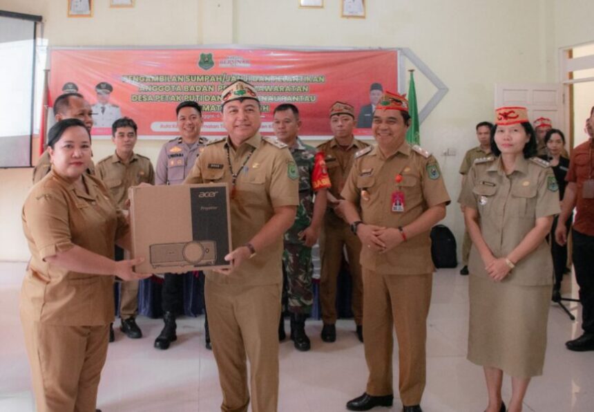 Wakil Bupati Kapuas, Dodo, menyerahkan bantuan peralatan pendidikan untuk sekolah di Kecamatan Timpah (Foto : Ist)