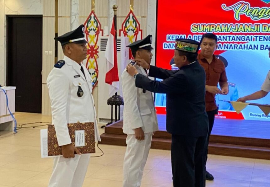 Bupati Kapuas, Muhammad Wiyatno, melantik dua kepala desa baru yang berlangsung di Ruang Rapat Rumah Jabatan Bupati Kapuas (Foto : Ist)