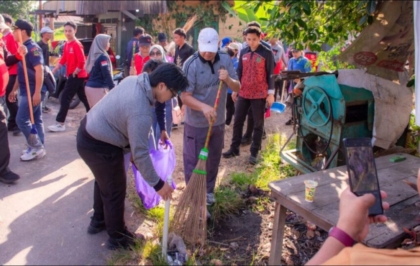 Sekda Kapuas, Usis I Sangkai turut serta bersih – bersih lingkungan di sekitar wilayah Desa Pulau Telo, Kuala Kapuas (Foto : Ist)