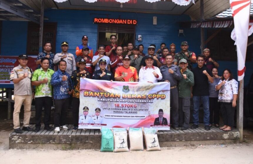 Wakil Bupati Kapuas, Dodo ketika menyerahkan bantuan di Kecamatan Mandau Talawang, Kabupaten Kapuas (Foto : Ist)