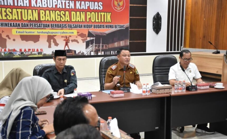 Sekda Kapuas Usis I Sangkai saat memimpin rapat pembentukan pokja pendidikan politik terpadu di aula Kantor Badan Kesbangpol Kabupaten Kapuas (Foto : Ist)