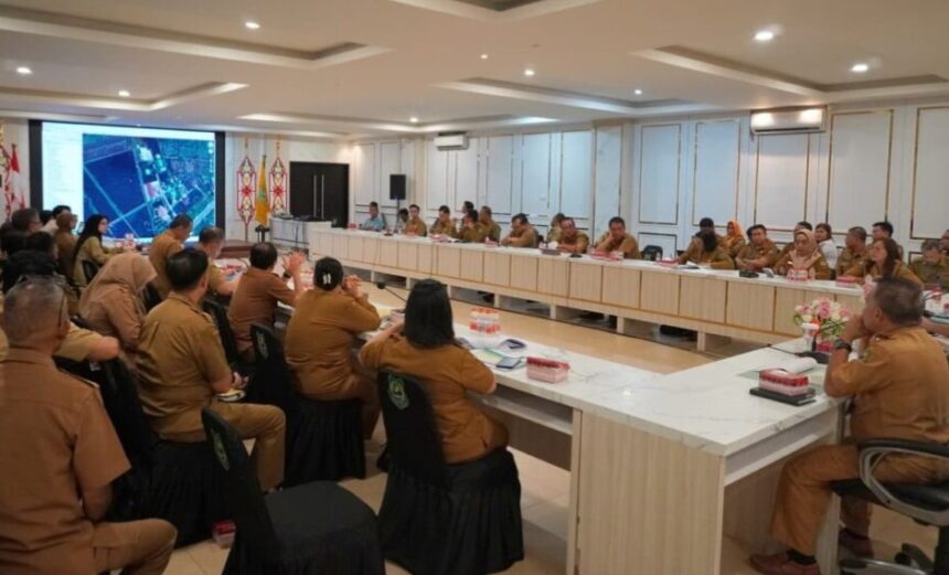 Sekda Kapuas Usis I Sangkai pimpin rapat pembahasan pengambilan keputusan dalam kangka penerbitan Kesesuaian Kegiatan Pemanfaatan Ruang di ruang rapat rujab Bupati Kapuas (Foto : Ist)