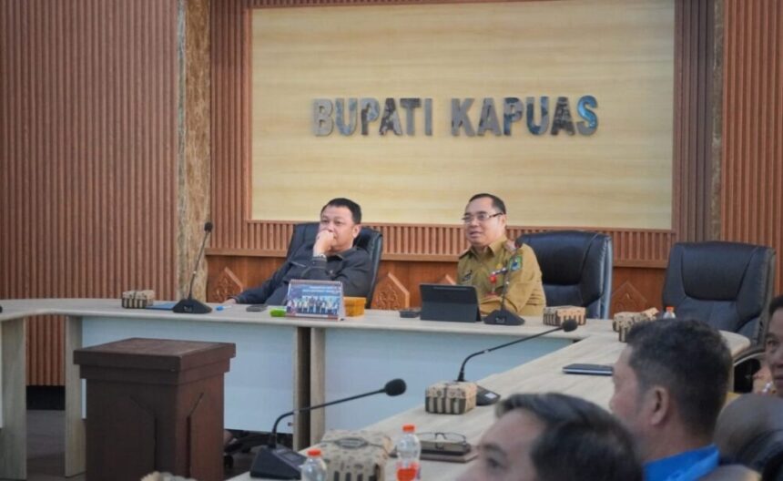 Sekda Kapuas Usis I. Sangkai saat memimpin rapat persiapan safari natal 2025 di ruang rapat Kantor Bupati Kapuas (Foto : Ist)