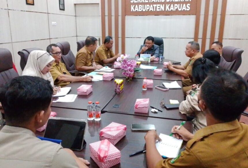 Sekda Kapuas, Usia I Sangkai, saat memimpin rapat (Foto : Ist)
