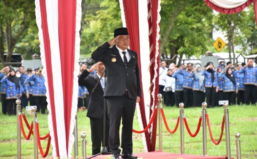 Bupati Kapuas Muhammad Wiyatno saat menjadi inspektur upacara Hari Pahlawan dan HKN ke-61 di halaman Kantor Bupati Kapuas (Foto : Ist)