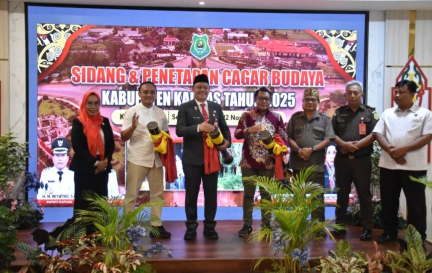 Sekda Kapuas Usis I Sangkai menabuh katambung tanda dimulainya Sidang dan Penetapan Cagar Budaya Kabupaten Kapuas Tahun 2025, di Ruang Rapat Rujab Bupati Kapuas (Foto : Ist)