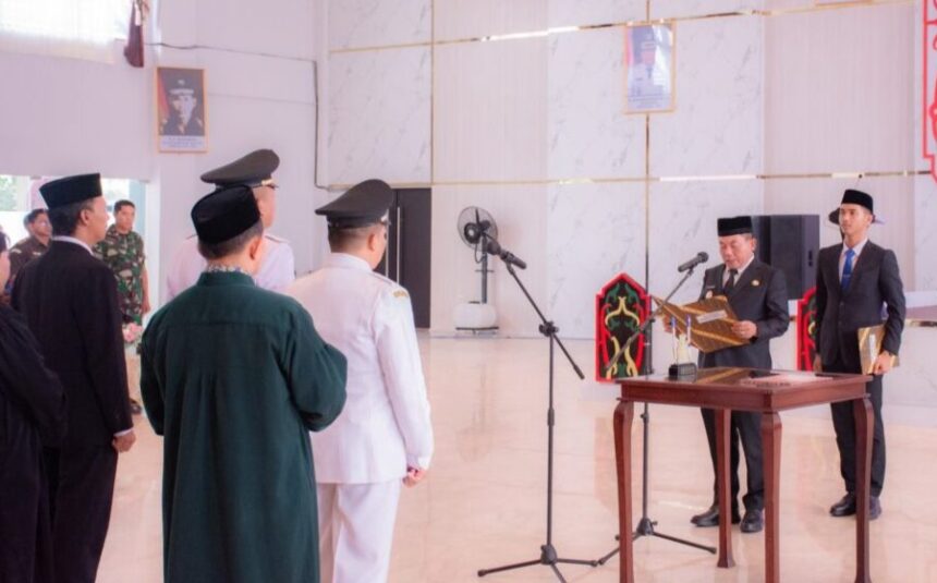 Bupati Kapuas, Muhammad Wiyatno, melantik71 ASN Kepala Puskesmas di lingkungan Pemkab Kapuas (Foto : Ist)