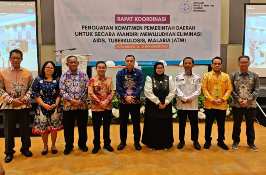Wakil Bupati Kapuas, Dodo dan jajaran foto bersama saat menghadiri Rakornas Penguatan Komitmen Pemda untuk Eliminasi AIDS, Tuberkulosis, ATM di Jawa Barat (Foto : Ist)