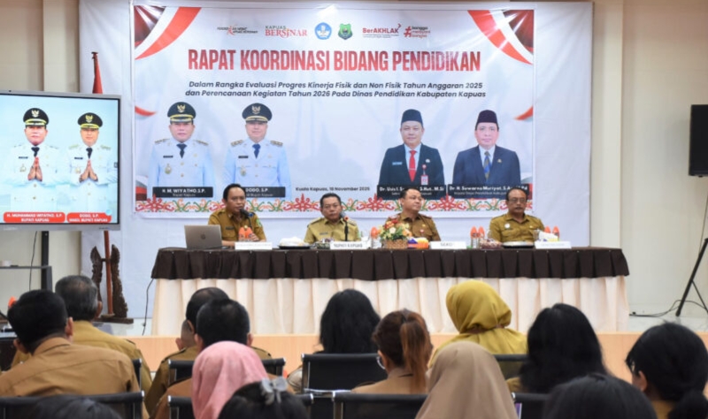 Bupati Kapuas Muhammad Wiyatno saat menghadiri rakor bidang pendidikan di aula Kantor Dinas Pendidikan Kabupaten Kapuas (Foto : Ist)