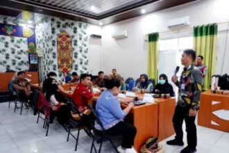Dinkes Barito Utara sedang melaksanakan pertemuan monitoring dan evaluasi program tuberkulosis tahun 2025 di Muara Teweh (Foto : Ist)
