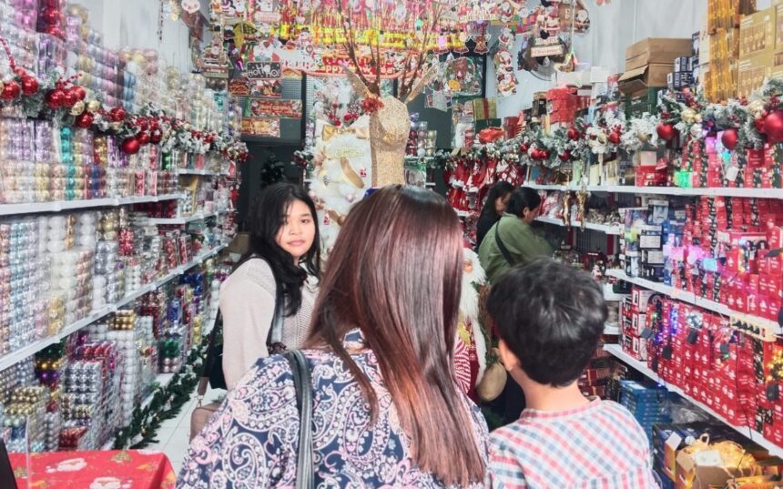 Suasana selah satu toko menjual perlengkapan dekorasi Natal di Kota Palangka Raya (Foto : Ist)