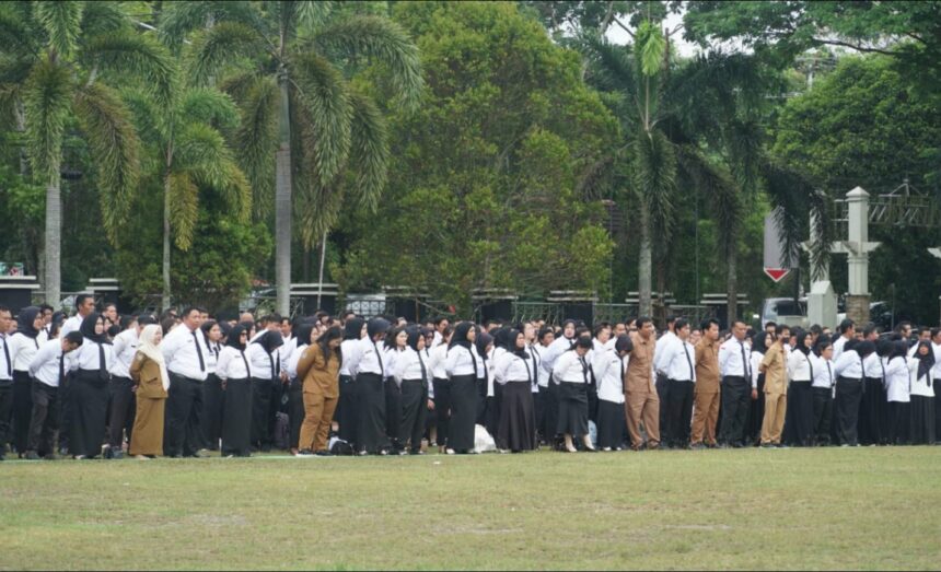 Apel penyerahan SK kepada 1.526 PPPK Paruh Waktu di halaman Kantor Wali Kota Palangka Raya (Foto : Ist)