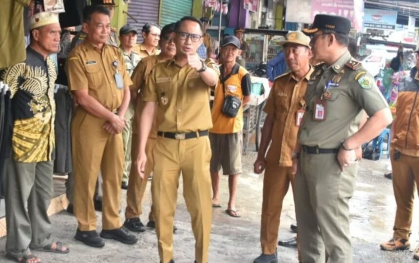 Wali Kota Palangka Raya, Fairid Naparin saat meninjau kondisi infrastruktur jalan dan drainase di Pasar Kahayan dan Pasar Besar Palangka Raya (Foto : Ist)