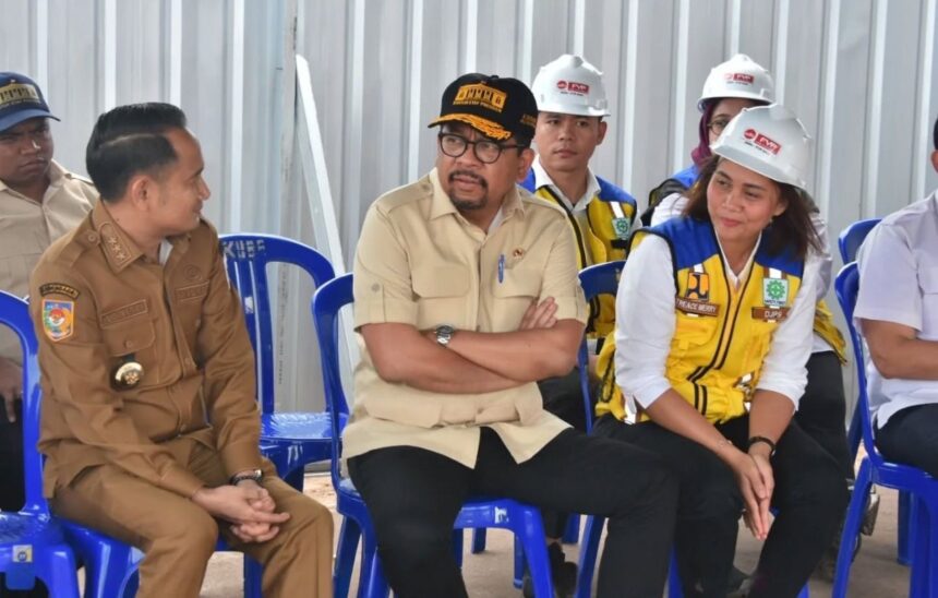 Wali Kota Palangka Raya, Fairid Naparin saat mendampingi KSPRI, Muhammad Qodari meninjau progres pembangunan Sekolah Rakyat di Kota Palangka Raya (Foto : Ist)