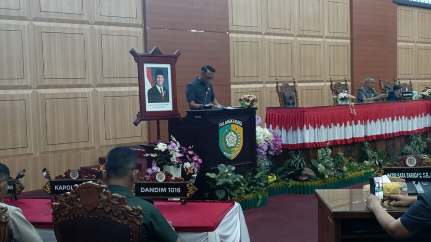 Juru Bicara DPRD Palangka Raya Jati Asmoro, saat membacakan rekomendasi di Ruang Rapat Paripurna DPRD Palangka Raya (Foto : Nopri)