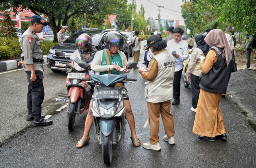 Kegiatan operasi gabungan penertiban pajak kendaraan bermotor di kawasan Jalan Wahidin Sudirohusodo, Kota Palangka Raya (Foto : Ist)