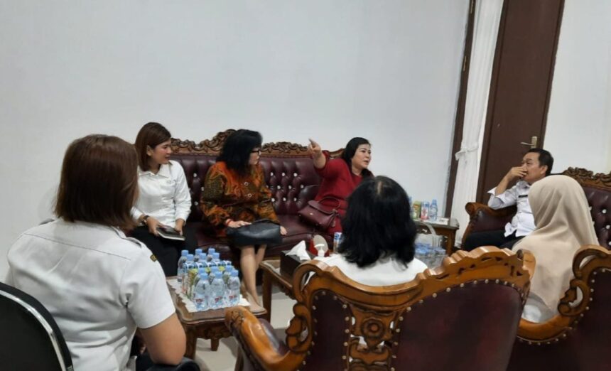 Wakil Ketua II DPRD Kota Palangka Raya, Nenie Adriati Lambung saat melaksanakan Kunker ke Dinkes Kota Palangka Raya (Foto : Ist)