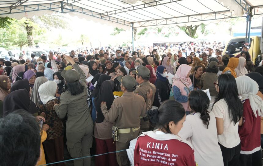 Gerakan Pangan Murah dan Pasar Murah di halaman Masjid Raya Darussalam, Palangka Raya (Foto : Ist)