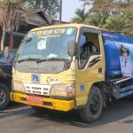 Gubernur Kalteng, Agustiar Sabran, salurkan bantuan air bersih bagi warga kotim. Pendistribusian dilakukan menggunakan 17 armada truk, Jumat (28/8/2026).