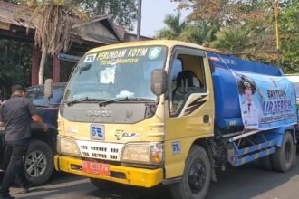 Gubernur Kalteng, Agustiar Sabran, salurkan bantuan air bersih bagi warga kotim. Pendistribusian dilakukan menggunakan 17 armada truk, Jumat (28/8/2026).