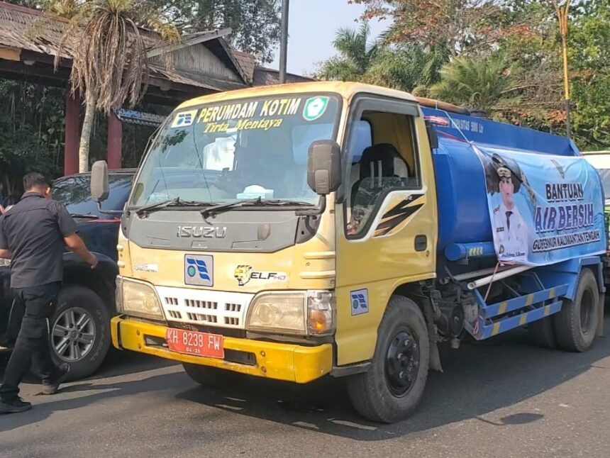 Gubernur Kalteng, Agustiar Sabran, salurkan bantuan air bersih bagi warga kotim. Pendistribusian dilakukan menggunakan 17 armada truk, Jumat (28/8/2026).