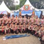Ketua Kwarda Kalteng, Kak Aisyah Thisia Agustiar menemui kontingen Kalteng di stan pameran usai Pembukaan Jamnas XII 2027 di lapangan utama Buperta Cibubur, Jakarta, Jumat (14/8/2026) sore. (Foto: Zainal)