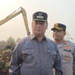 Bupati Kotim, Halikinnor, saat meninjau penanganan karhutla yang terjadi di Sampit, Selasa (1/9/2026).