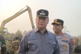 Bupati Kotim, Halikinnor, saat meninjau penanganan karhutla yang terjadi di Sampit, Selasa (1/9/2026).