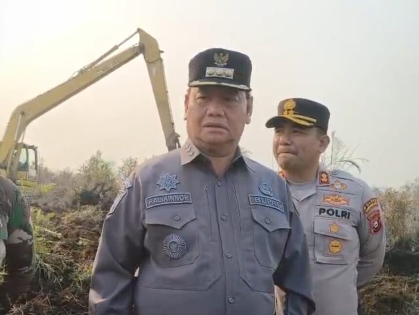 Bupati Kotim, Halikinnor, saat meninjau penanganan karhutla yang terjadi di Sampit, Selasa (1/9/2026).