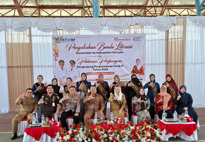 Foto bersama usai Pengukuhan Bunda Literasi Kecamatan se-Kabupaten Seruyan Tahun 2026 di Lapangan Tenis Indoor Kuala Pembuang, Selasa (15/9/2026).