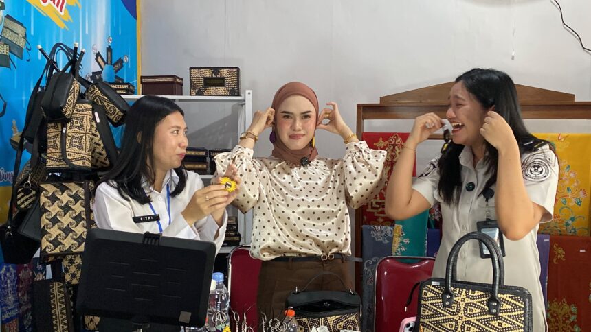 Lapas Kelas IIA Palangka Raya memanfaatkan live TikTok bersama influencer untuk mempromosikan produk hasil karya warga binaan melalui program KODIKARYA.
